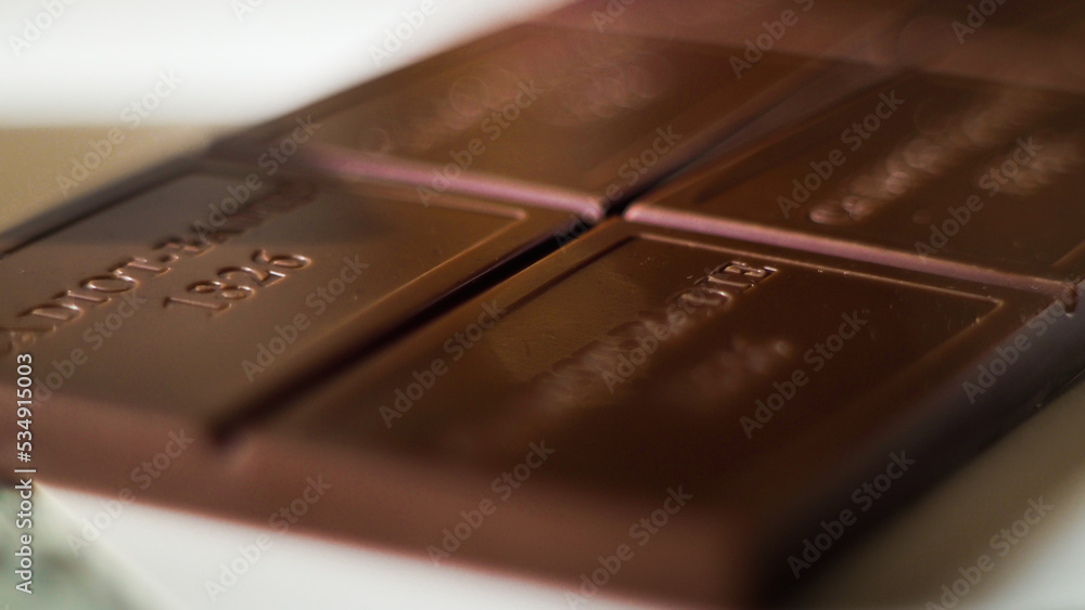 Macro d'une tablette de chocolat noir Macro d'une tablette de chocolat noir