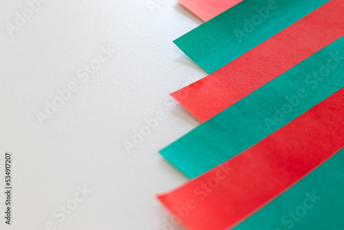 交互に重ねられた赤色と緑色の紙