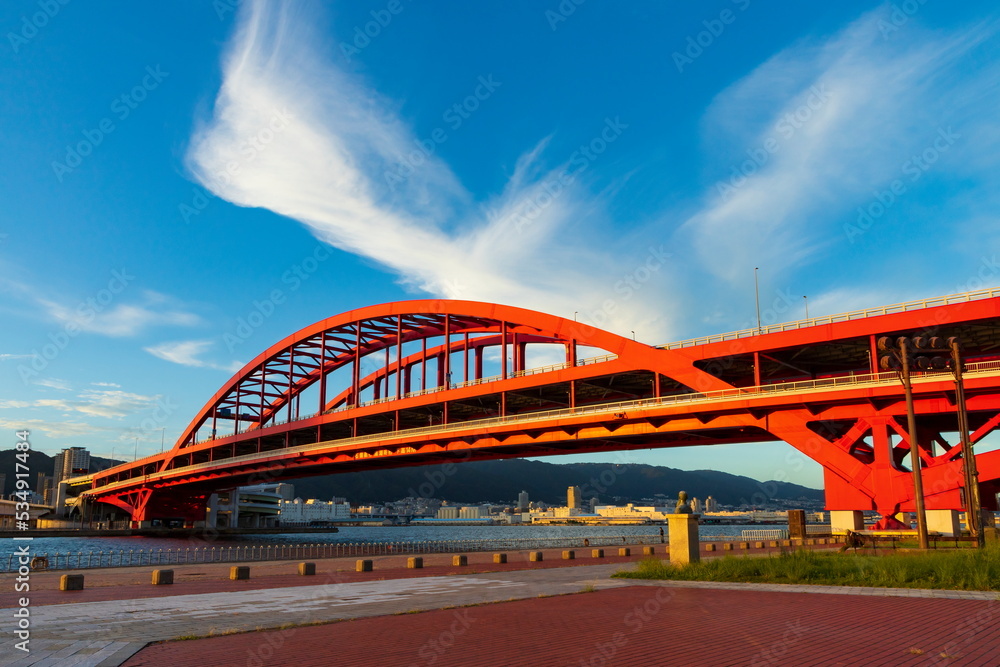Obraz premium 夕日を浴びた神戸大橋 神戸市中央区ポートアイランド北公園にて