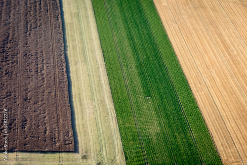 vue aérienne de champs à d'Aubin-d'Escroville dans l'Eure en France 