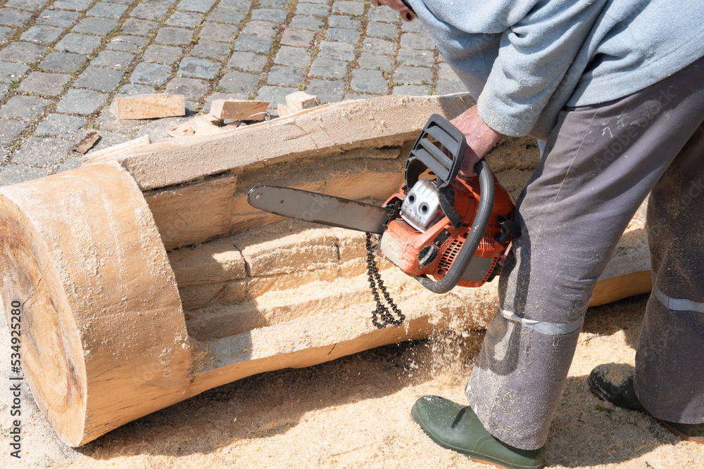 Chainsaw, the chain on the worker's chainsaw fell off while sawing a wooden log Chainsaw, the chain on the worker's chainsaw fell off while sawing a wooden log