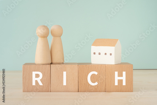 RICHと書かれたブロックと人形と家 