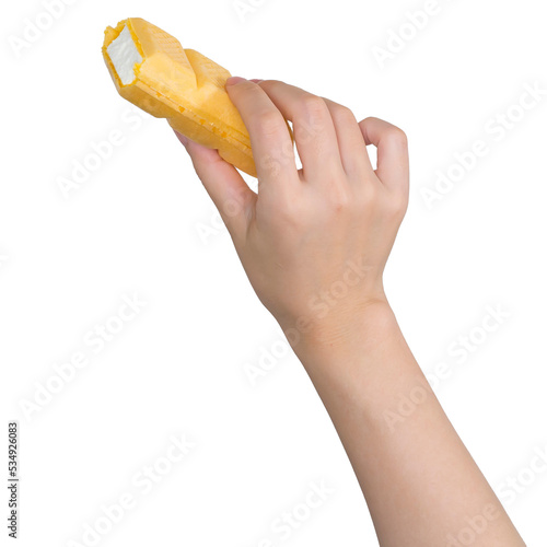 モナカアイスを持つ女性の手