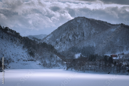 冬のダムと山