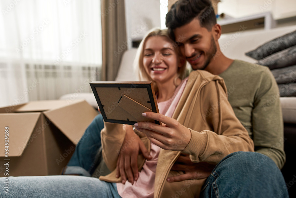 Photo look blur young smiling multiracial couple Photo look blur young smiling multiracial couple