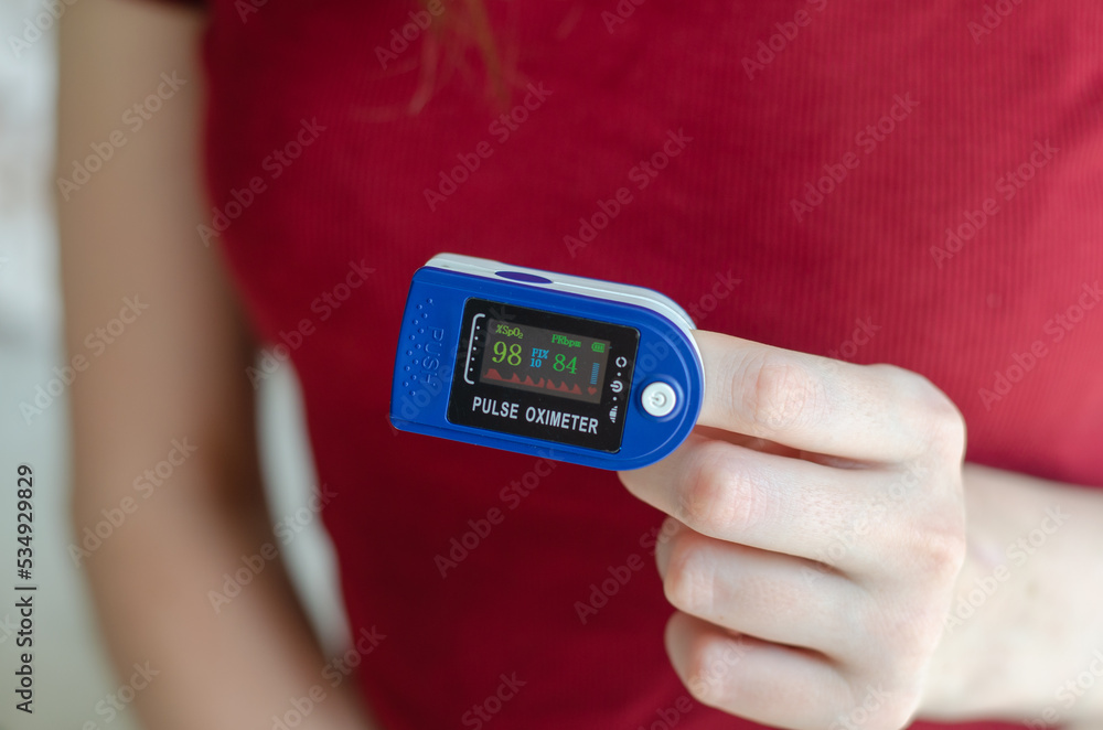 Foto de Pulse oximeter. Medical device on the finger. Patient diagnosis