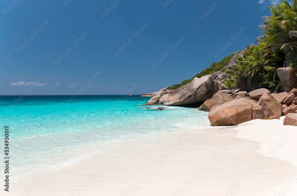 Naklejka premium granite rocks on tropical beach