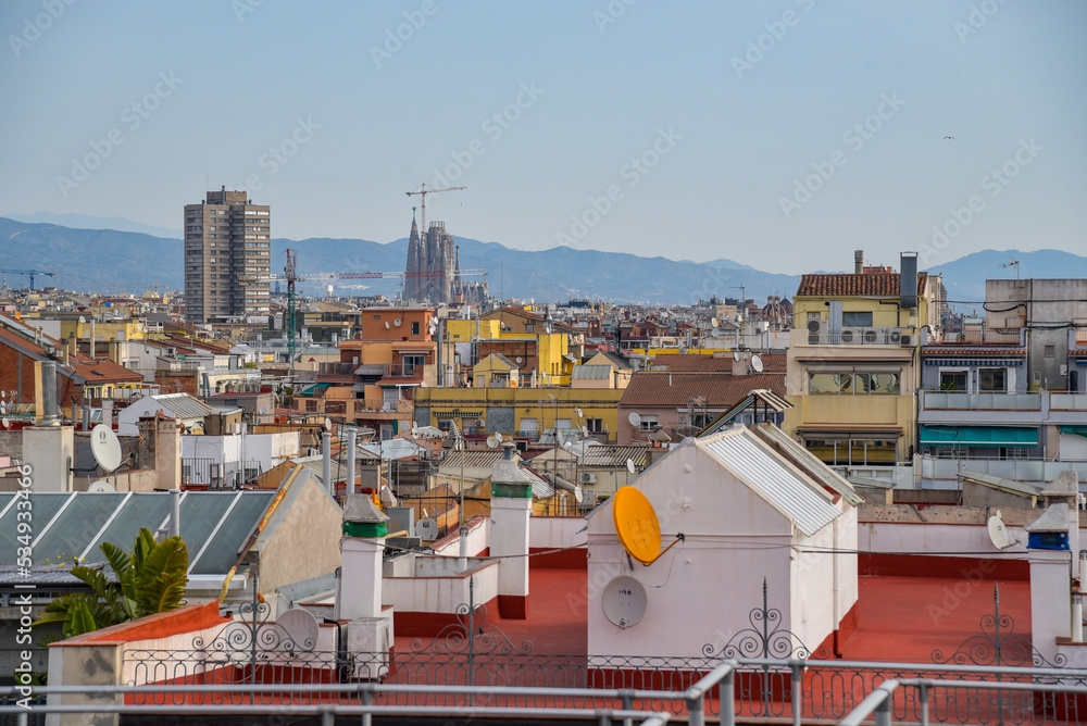 Dächer in Barcelona mit Blick zur Sagrada Familia