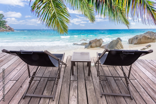 Terrasse sur plage paradisiaque des Seychelles 
