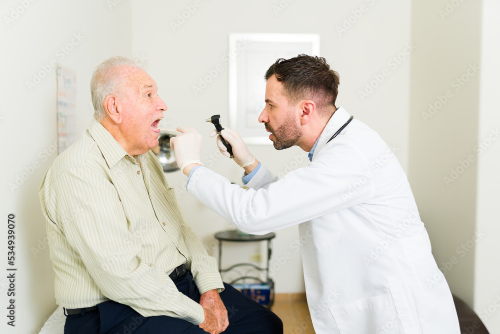 Obraz premium Professional doctor doing a medical check up on an elder patient