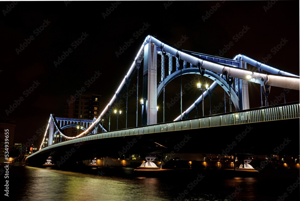 Fototapeta premium 美しい支柱をアップで捉えた清洲橋の夜景