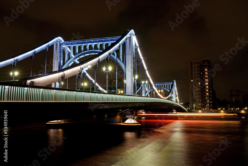 Fototapeta Naklejka Na Ścianę i Meble -  吊り構造がやさしさを感じさせる清洲橋をくぐる屋形船