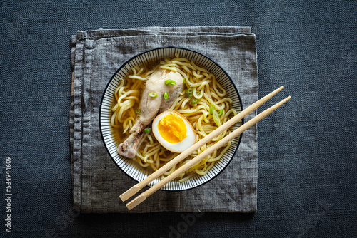 Japanische Udon-Nudelsuppe mit Huhn und Soja-Ei photo