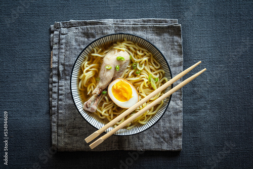 Japanische Udon-Nudelsuppe mit Huhn und Soja-Ei