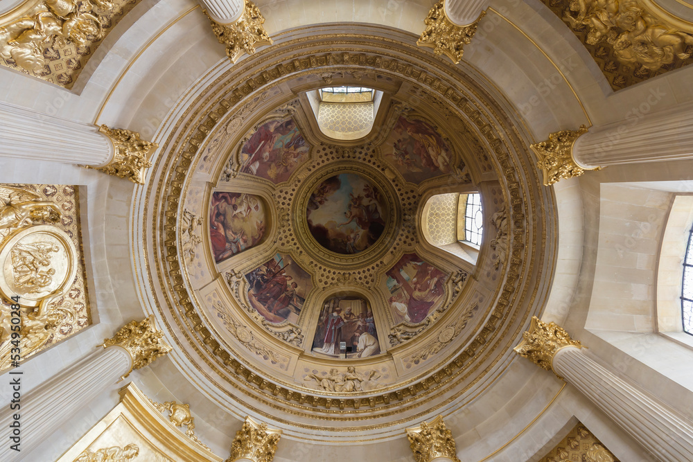 Paris, France - August 30, 2022: architectural detail of the golden dome opening Les Invalides in Paris, France. - obrazy, fototapety, plakaty 