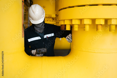 Inspectors inspect pipes in the petrochemical industry with ultrasonic instruments