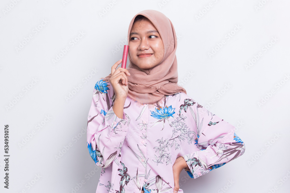 beautiful young asian muslim woman using lipstick isolated on white background
beautiful young asian muslim woman using lipstick isolated on white background