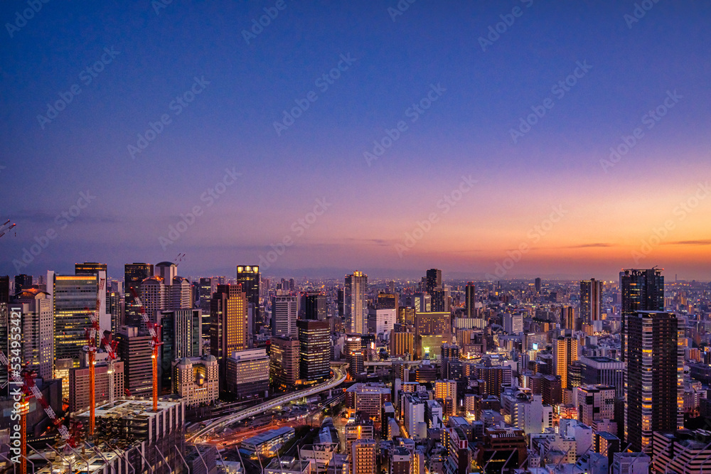 Naklejka premium マジックアワーに輝くライトアップされた大阪の街並み【大阪風景】