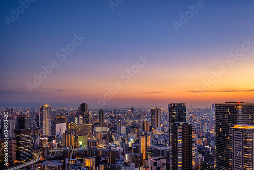 マジックアワーに輝くライトアップされた大阪の街並み【大阪風景】