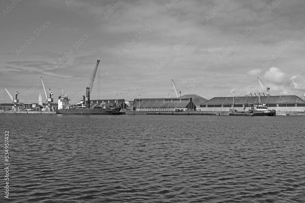 Balade bretonne, la cité corsaire de Saint-Malo, son port en noir et blanc Balade bretonne, la cité corsaire de Saint-Malo, son port en noir et blanc