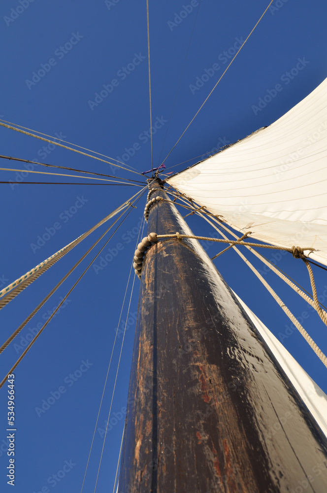 Fototapeta premium Mast und Takelage eines alten Segelschiffs nach oben in den Himmel fotografiert