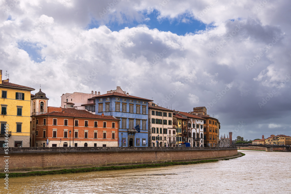 Historische Gebäude am Fluss Arno in Pisa, Italien