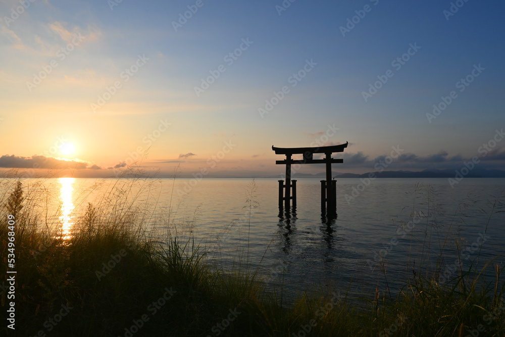 滋賀県白鬚神社の夜明けの幻想的な大鳥居