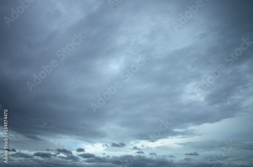曇り空の隙間に青空 © muni