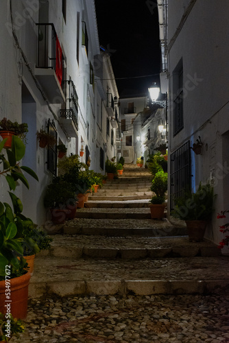 Fototapeta Naklejka Na Ścianę i Meble -  Quiet street of the town of Frigiliana, a traditional white village in the mountain of the coast of Malaga, Spain./Pueblo blanco de la costa de Malaga, Frigiliana, España