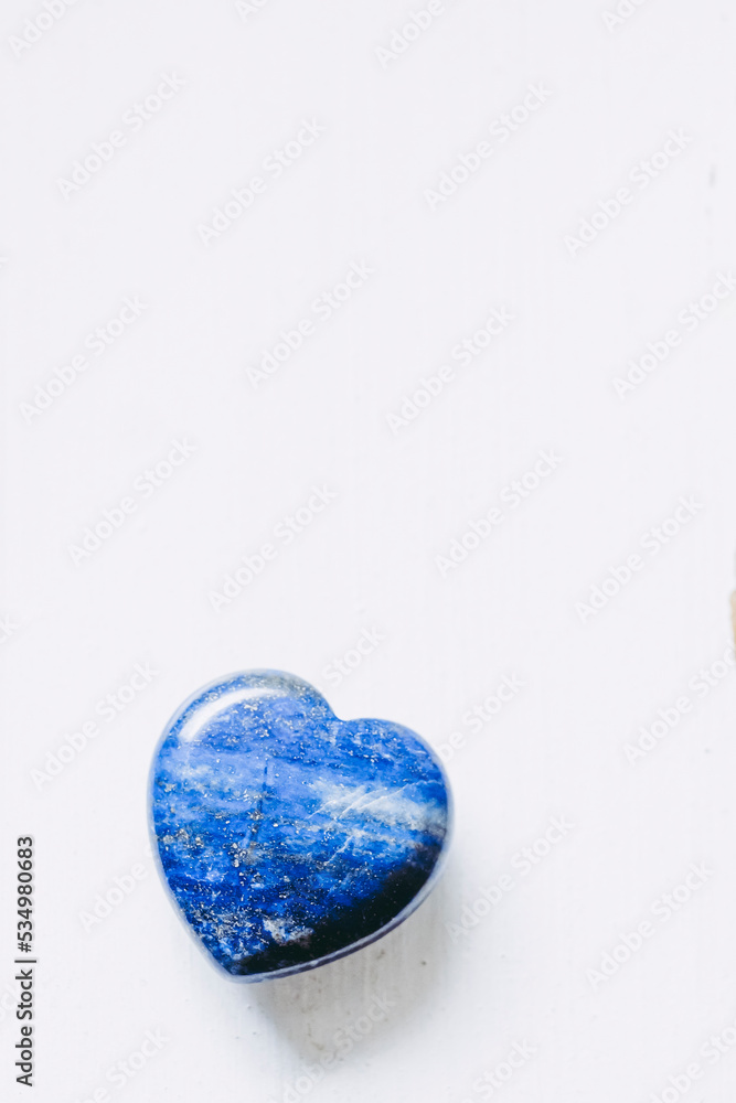Pierre polie lapis-lazuli en forme de coeur sur un fond blanc - Minéral naturel