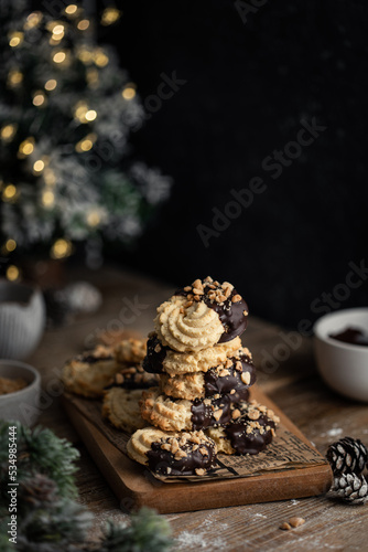 Spritz biscuits sablés ambiance de Noël au chocolat et noisette  photo