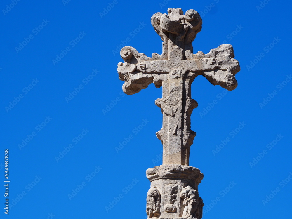 cruz de termino vista de perfil de estilo gotico donde se conservan los  restos de dedos de la imagen, capitel rico en esculturas vegetales y animales, vallbona de les monges, lerida, españa, europa
