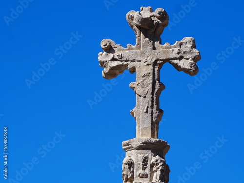 cruz de termino vista de perfil de estilo gotico donde se conservan los  restos de dedos de la imagen, capitel rico en esculturas vegetales y animales, vallbona de les monges, lerida, españa, europa