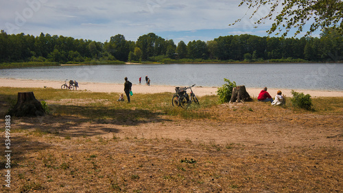 Leute am Strandbad und Ufer am See, Gorinsee (Wandlitz), Landkreis Barnim, Land Brandenburg, Deutschland