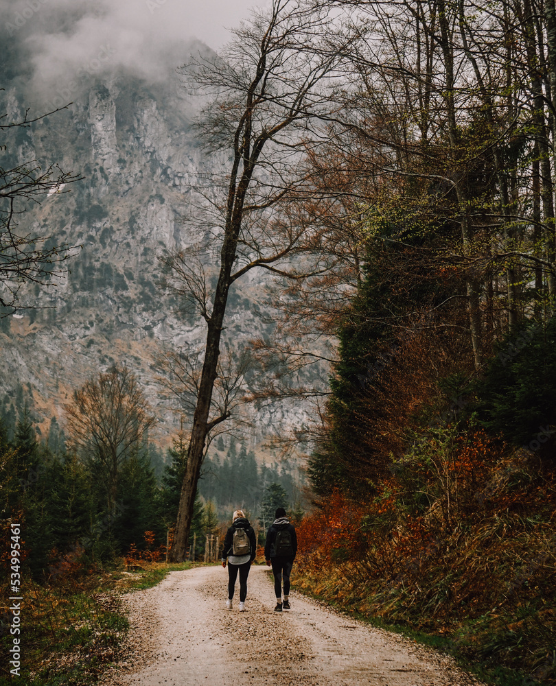 Freundinnen beim Wandern in den Bergen im Herbst. Freundinnen beim Wandern in den Bergen im Herbst.
