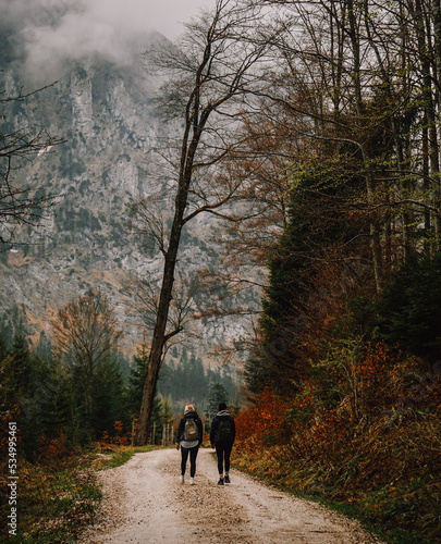 Freundinnen beim Wandern in den Bergen im Herbst. © Nadine