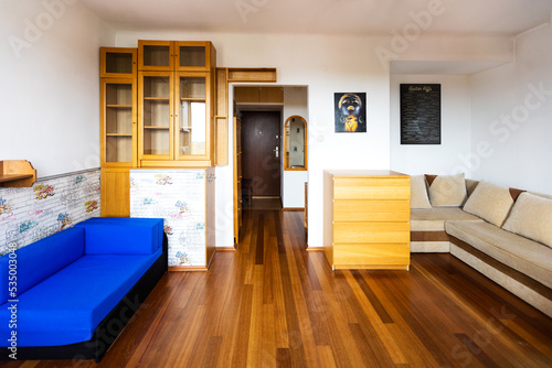 pokój dzienny mieszkanie w bloku © adr77