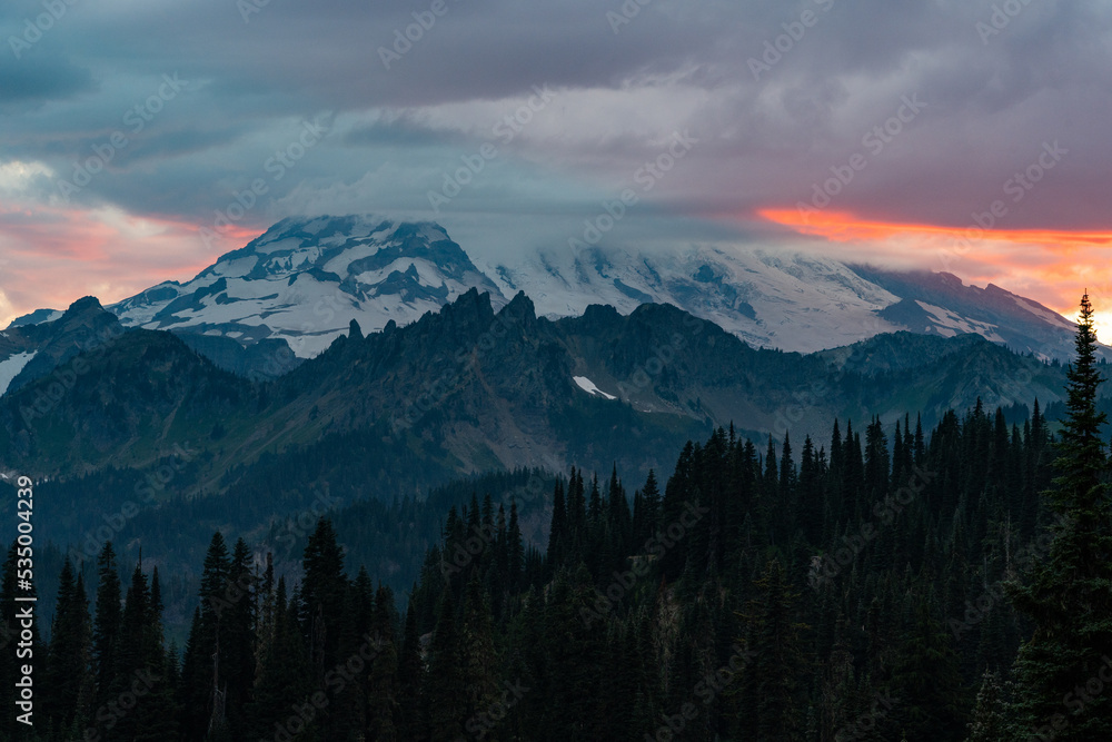 Obraz premium Mount Ranier Sunset