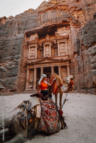 Frau steht vor berühmten Bauwerken in Petra, Jordanien.