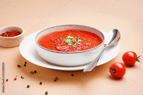 Canvas Print Bowl of tasty tomato soup on color background