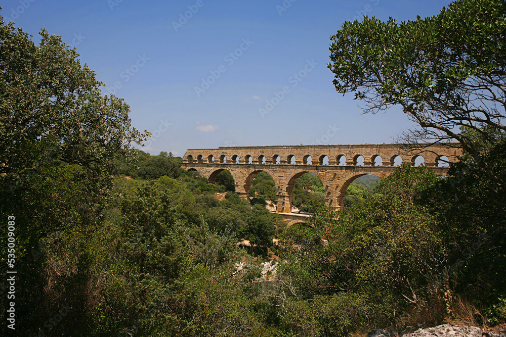 Obraz premium Pont du Gard, Gard, Occitanie, France: famous Roman aqueduct over Gardon river: general view from upstream