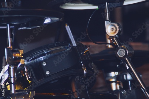 Batería en un concierto de Rock and Roll. Black drum kit visto de cerca sin gente durante un show en España. photo
