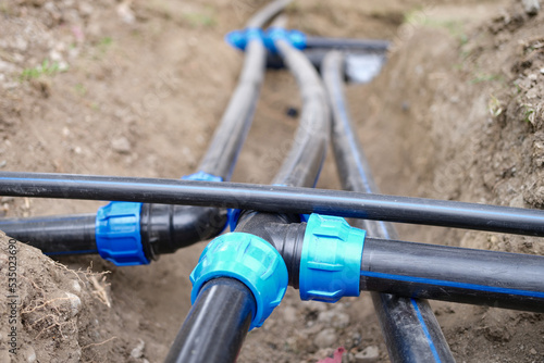 Obraz na płótnie Connecting water supply plastic pipes on ground w salonie