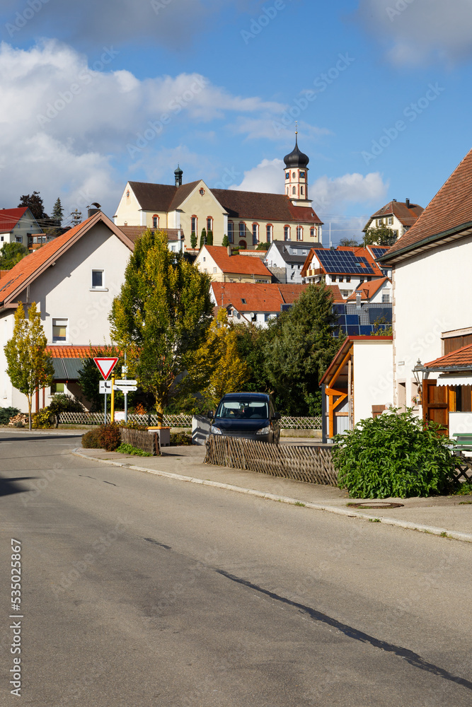 Gemeinde Schwenningen mit Blick auf St. Kolumbankirche, Landkreis Sigmaringen
