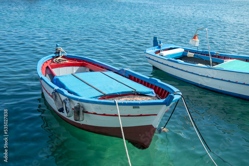 Italienisches Fischerboot auf dem Wasser