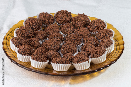 Canvas Print Brigadeiros doce brasileiro em um prato.