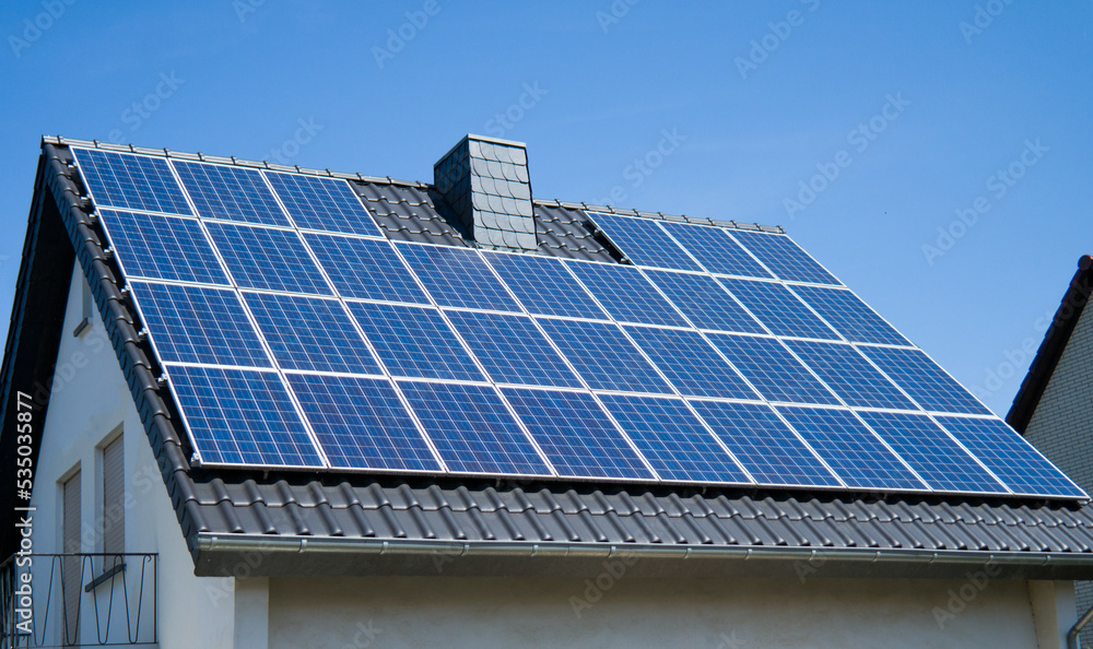 Fototapeta premium Solardach, Photovoltaik Anlage an einem strahlend blauen Tag