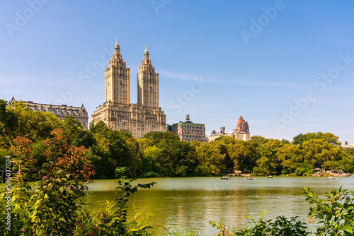 Fototapeta Naklejka Na Ścianę i Meble -  Lake with boats in Central Park in midtown Manhattan in New York City with Eldorado building