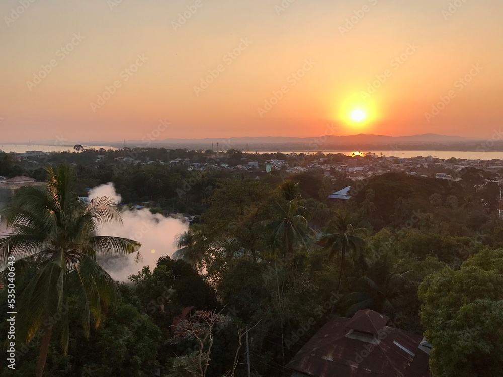 Fototapeta premium Beautiful sunset / sunrise in Asia (Myanmar, Burma, Thailand), wallpaper, background, Mergui Archipelago