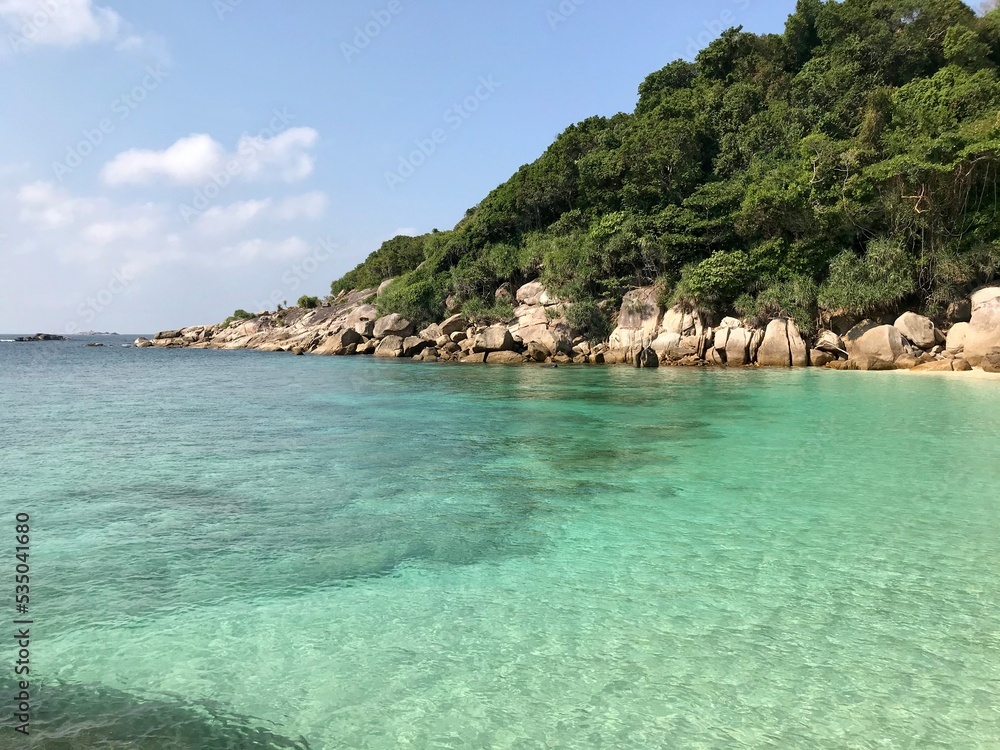 Obraz premium Titel: Beautiful beach on a lonely island in Myanmar (Burma) at the Mergui Archipelago (Myeik) Asia Travel